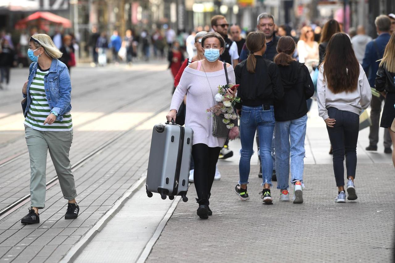Zagreb: Većina ljudi u gradu u bezbrižnoj svakodnevnici unatoč sve većem broju zaraženih