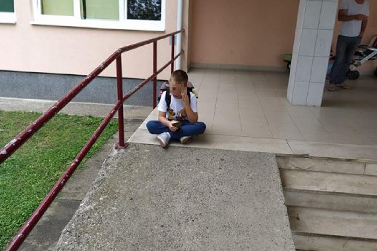 Prvašić plače ispred škole