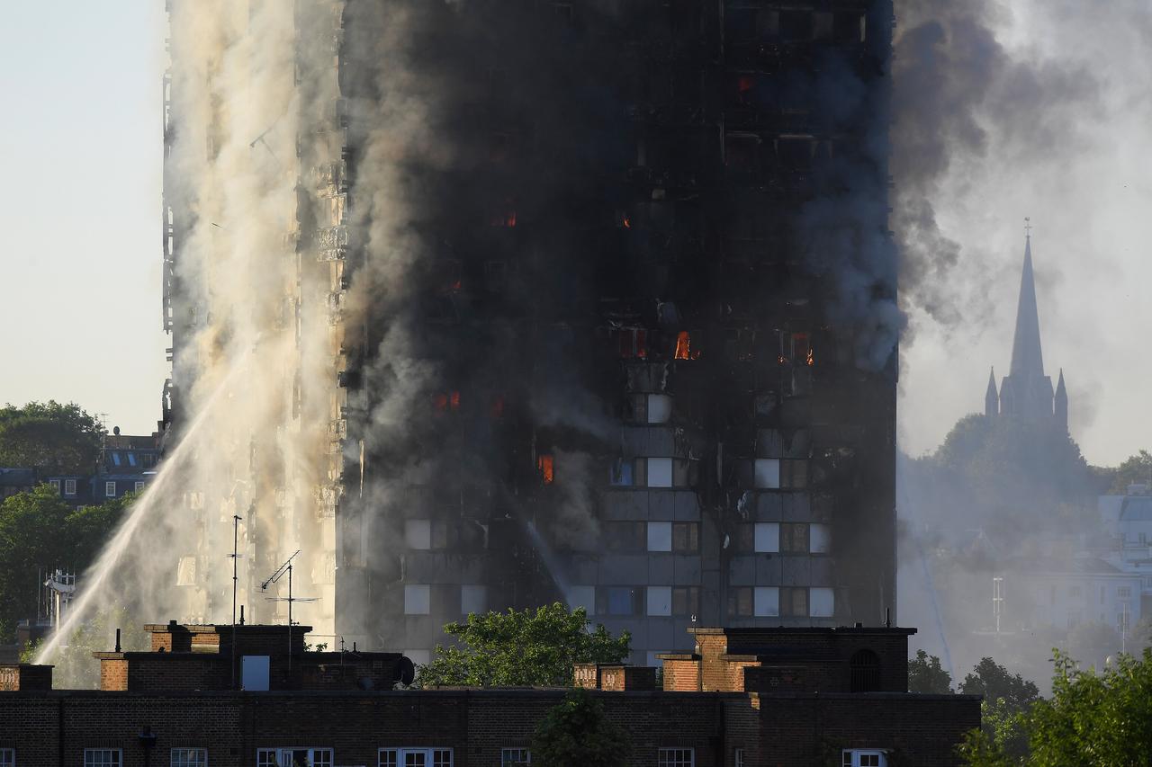 Izgoreni neboder u Londonu