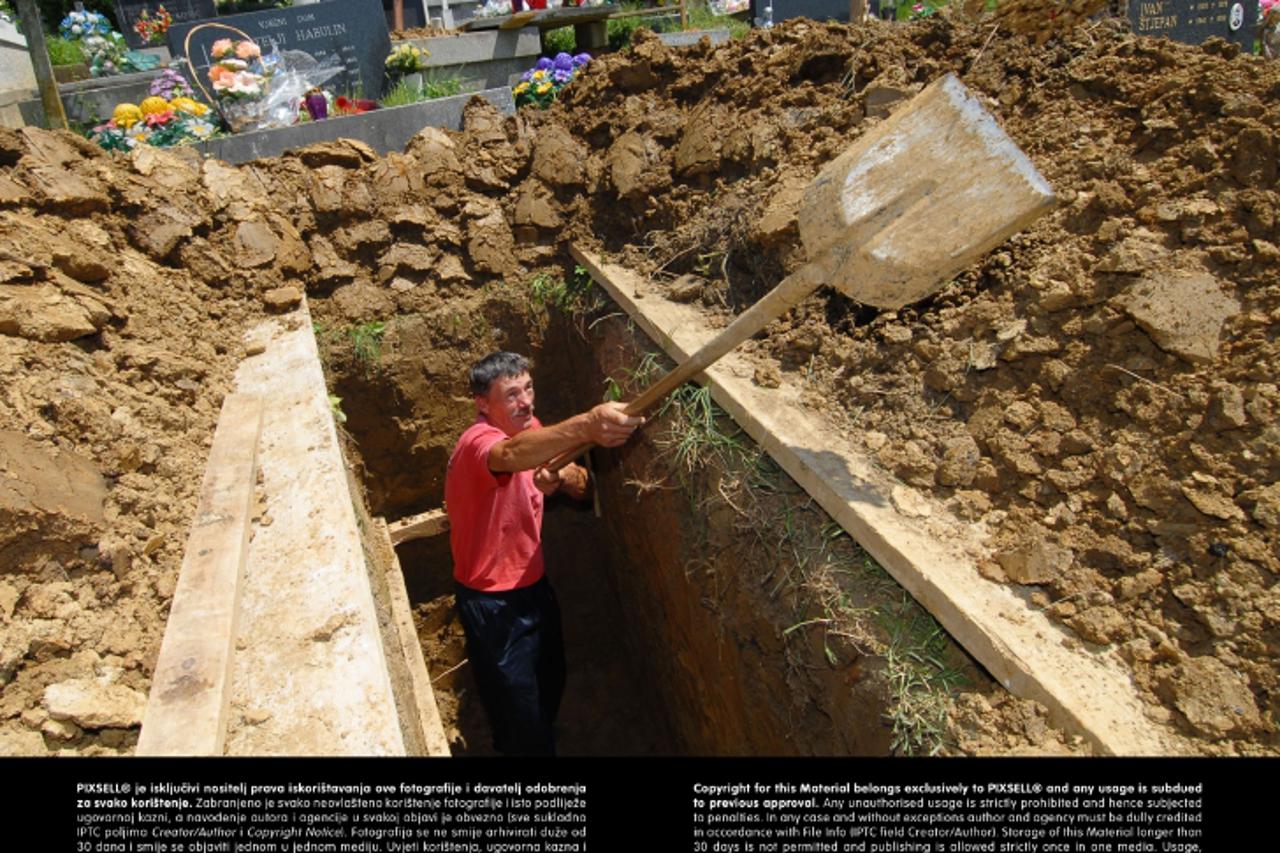 '17.07.2009., Mace, Hrvatska - Prije nego sto su se poceli baviti tim poslom, grobari su bili stolari, gradevinarci, radili utvornicama i sl. Posao grobara prihvatili su zbog stalnog zaposlenja i pris