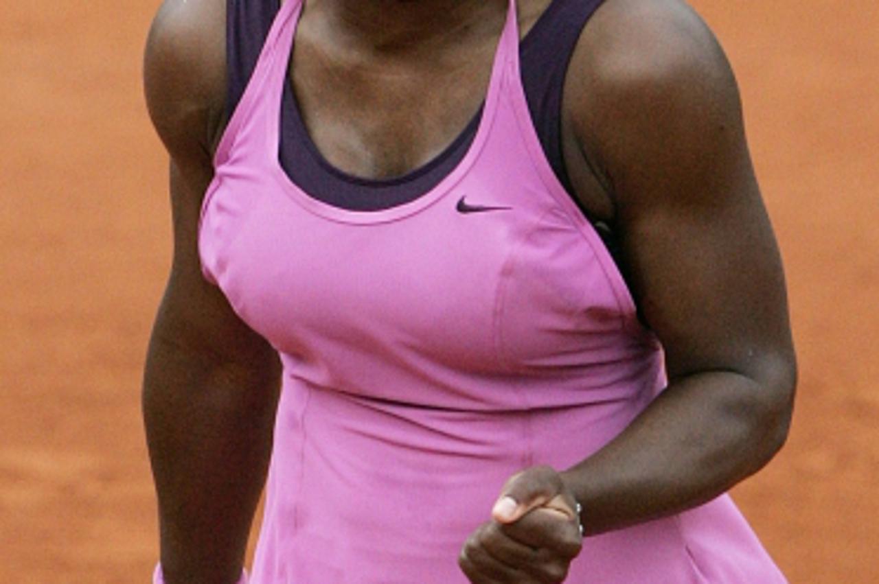 'Serena Williams from the U.S. reacts during her match against Bulgaria\'s Tsvetana Pironkova in the French Open tennis tournament at Roland Garros in Paris May 27, 2007. REUTERS/Regis Duvignau(FRANCE