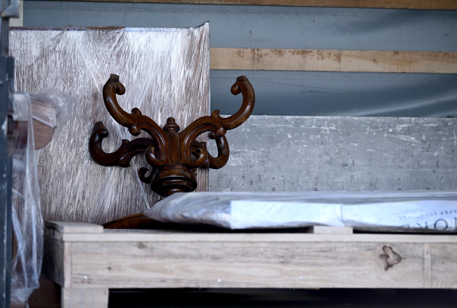 Odabrani izvođač radova, tvrtka Eurco, ograđuje prostor, pred Vjesnik su stigli kamioni za pripremu početka radova, a pripadnici HV-a prenose namještaj. 