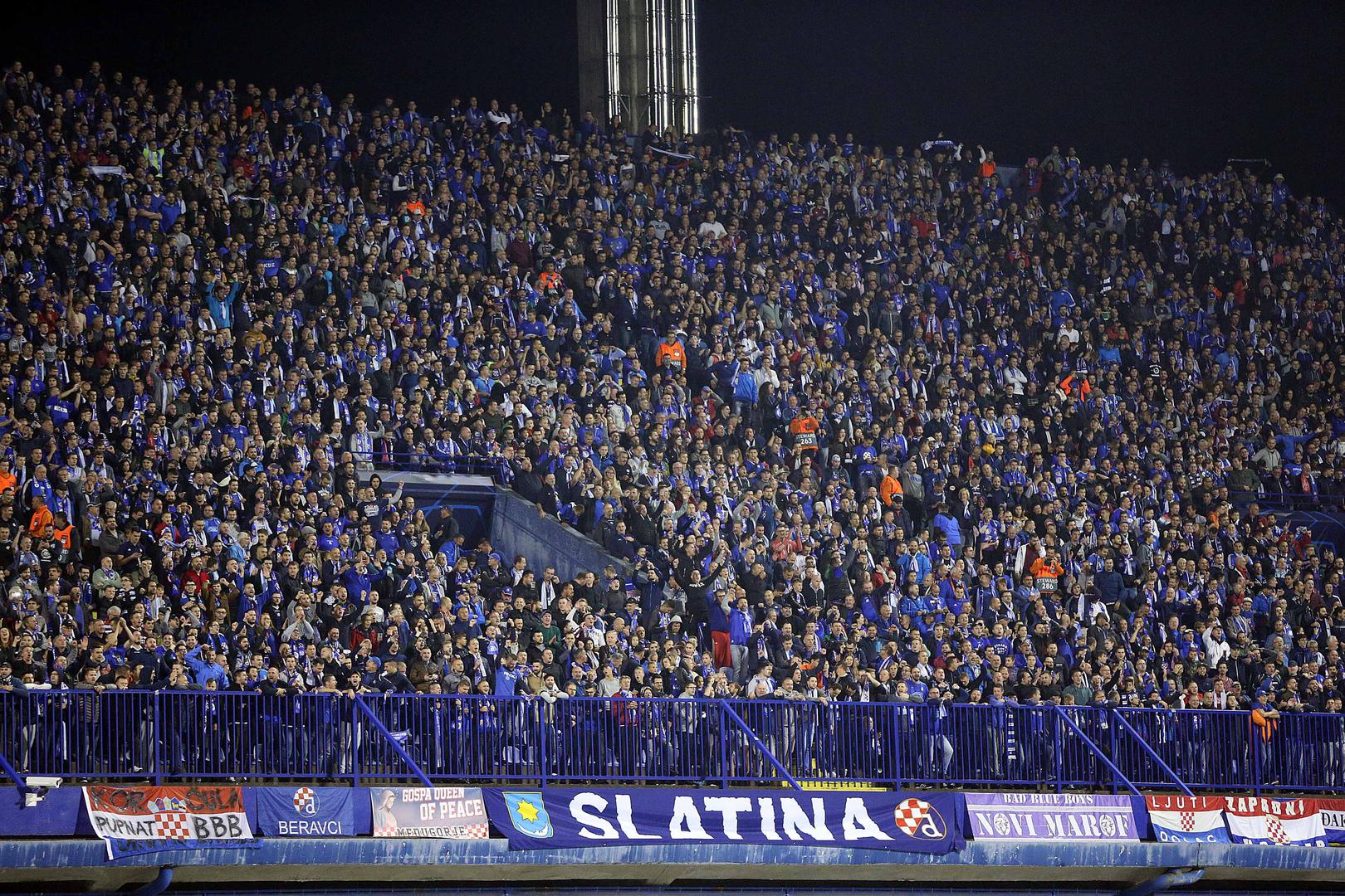 Na stadionu se okupilo 30.000 navijača, a modri imaju sjajnu podršku.