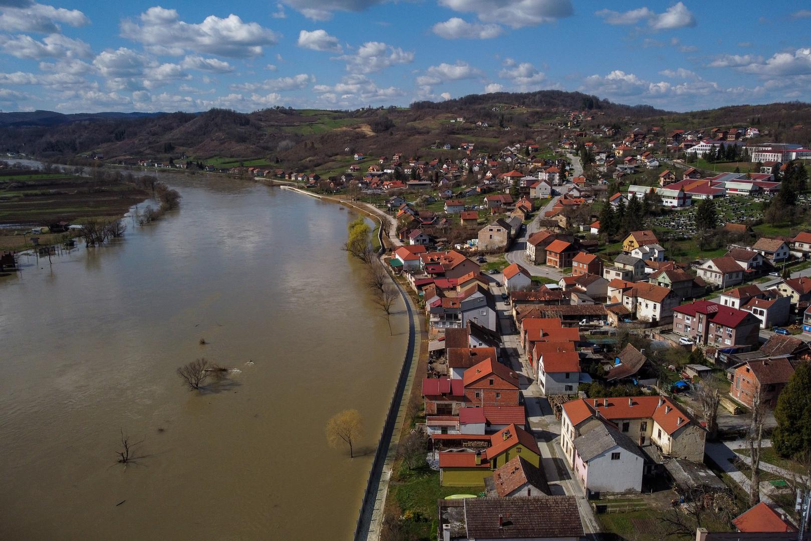 Najveći dosegnuti maksimum Una je dosegnula 1955. kada je došla do 537 cm, a 2014. do 506 cm visine. 