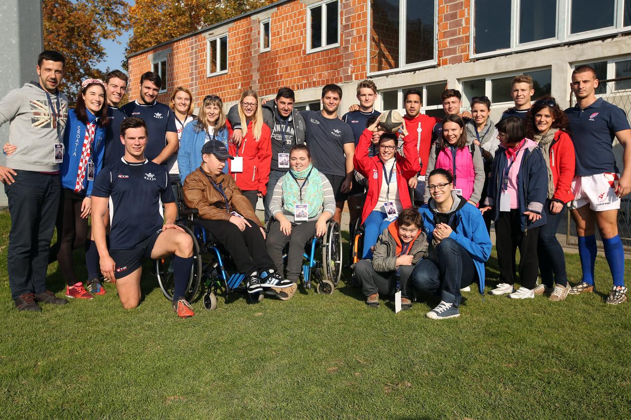 31.10.2015., Zagreb Na stadionu Hrvatski Dragovoljac u Sigetu odrzana ragbi utakmica izmedju ragbi Hrvatske reprezentacije i University of Oxford ragbi kluba iz Engleske. Utakmicu su pratili sticenici djecije udruge Hrabrost  te se fotografirali s ragbija