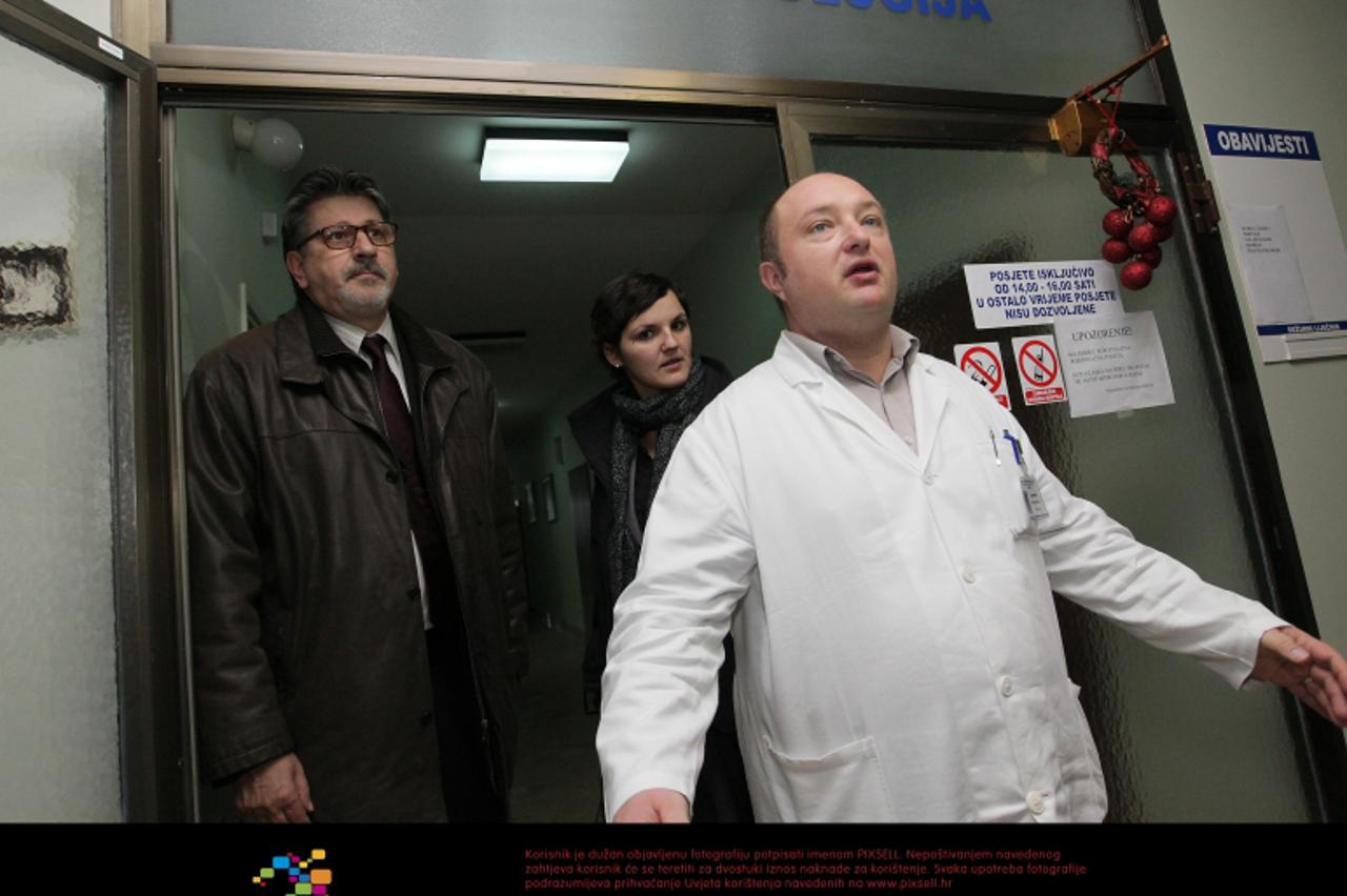 '18.12.2012., Koprivnica - Predsjednik Uprave HZ putnicki prijevoz  Drazen Ratkovic i glasnogovornica HZ-a Mihaela Tomurad Susac obisli su sa ravnateljem koprivnicke Opce bolnice Brankom Staparom putn