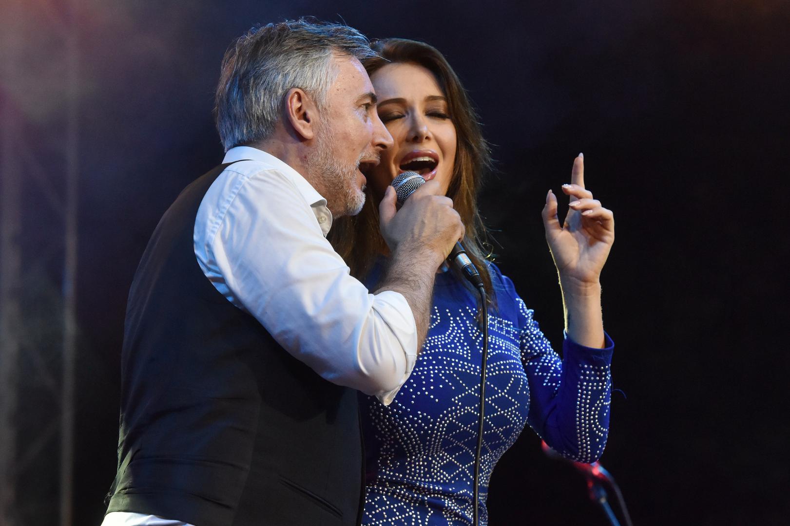 Miroslav Škoro i Lidija Bačić održali su večeras koncert u Kninu, na glavnom gradskom trgu, u povodu Dana pobjede i domovinske zahvalnosti i Dana hrvatskih branitelje te 23. obljetnice VRO Oluja.