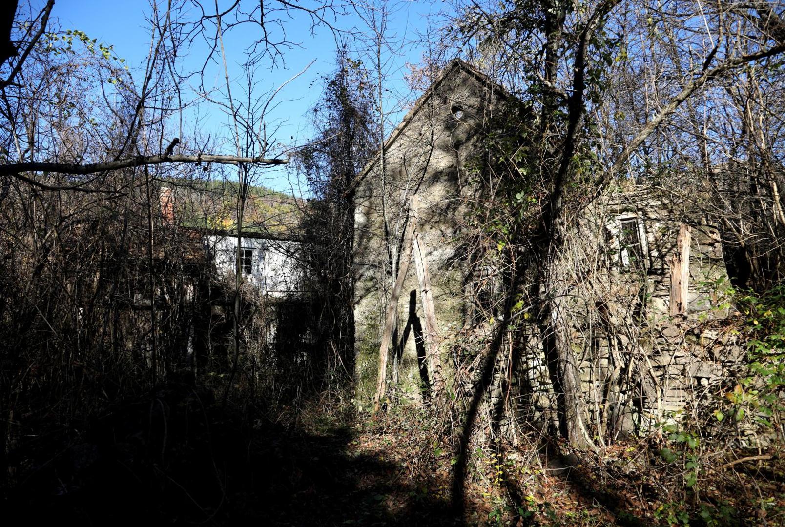 18.11.2020., Mracaj - Reportaza o napustenom selu Mracaj na granici Bosne i Hercegovine i Republike Hrvatske i njegovom jedinom stanovniku Vesi Momicu. Photo: Dusko Jaramaz/PIXSELL