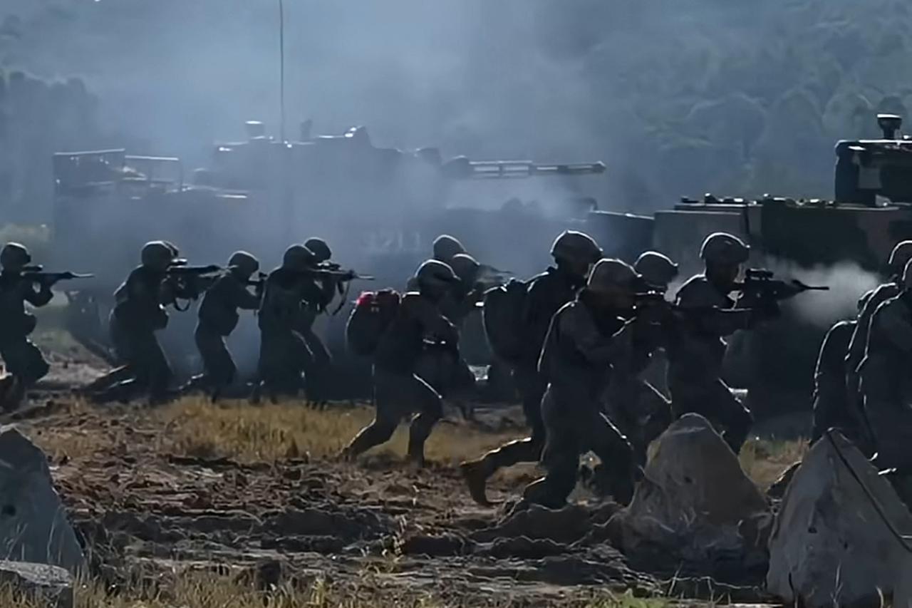 L'armée chinoise a présenté des chiens robots assistant les soldats lors d'un exercice