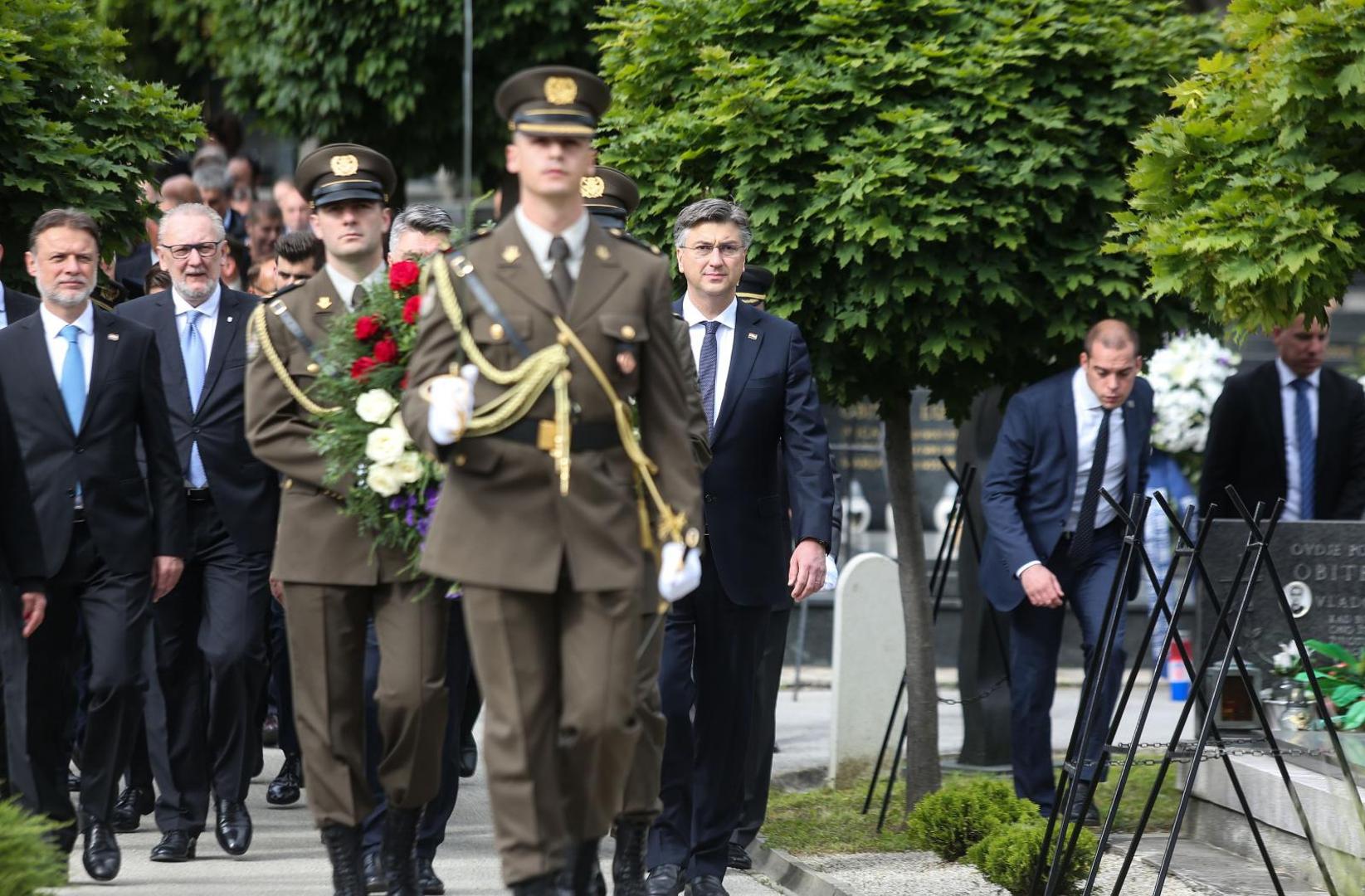 30.05.2020., Zagreb - Povodom Dana drzavnosti polaganje zajedničkog vijenca Predsjednika Republike Hrvatske, Predsjednika Hrvatskog sabora i Predsjednika Vlade Republike Hrvatske s izaslanstvima ispred Sredisnjeg kriza branitelja na Gradskom groblju Mirogoj te na grob Franje Tudjmana. Photo: Marin Tironi/PIXSELL