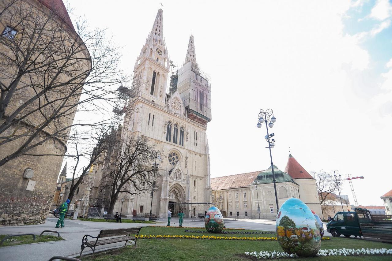 Velike pisanice postavljene ispred zagrebačke katedrale