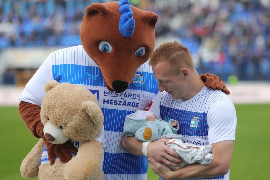 Osijek: Laszlo Kleinheisler prije utakmice pokazao svog sinčića starog tri tjedna