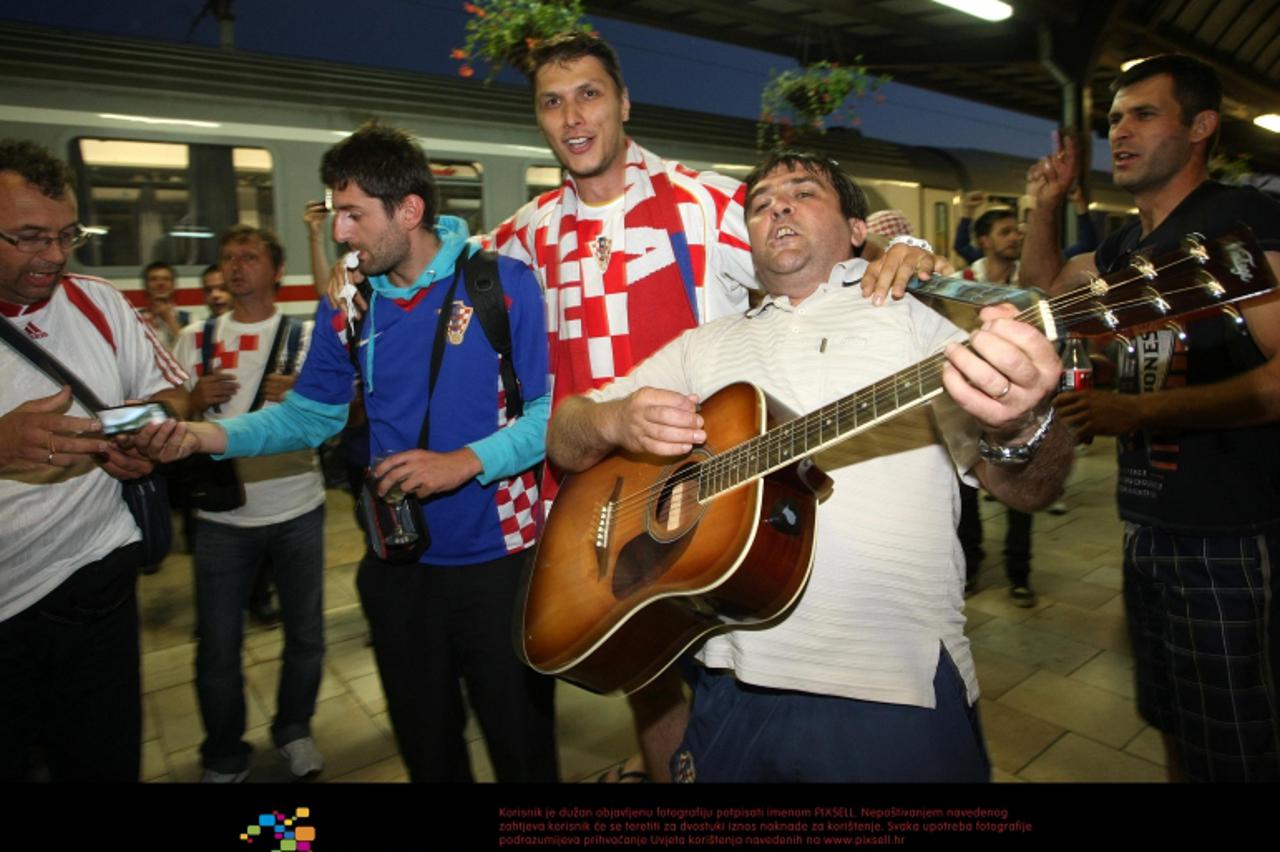 '15.06.2012. Zagreb, Hrvatska - Navijacki vlak s hrvatskim navijacima vratio se iz Poznana u Zagreb. Photo: Petar Glebov/PIXSELL'