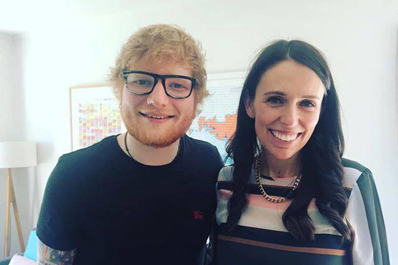 Jacinda Ardern i Ed Sheeran