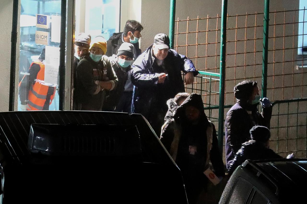 Migranti iz Vučjaka stigli u centar Ušivak u Hadžićima