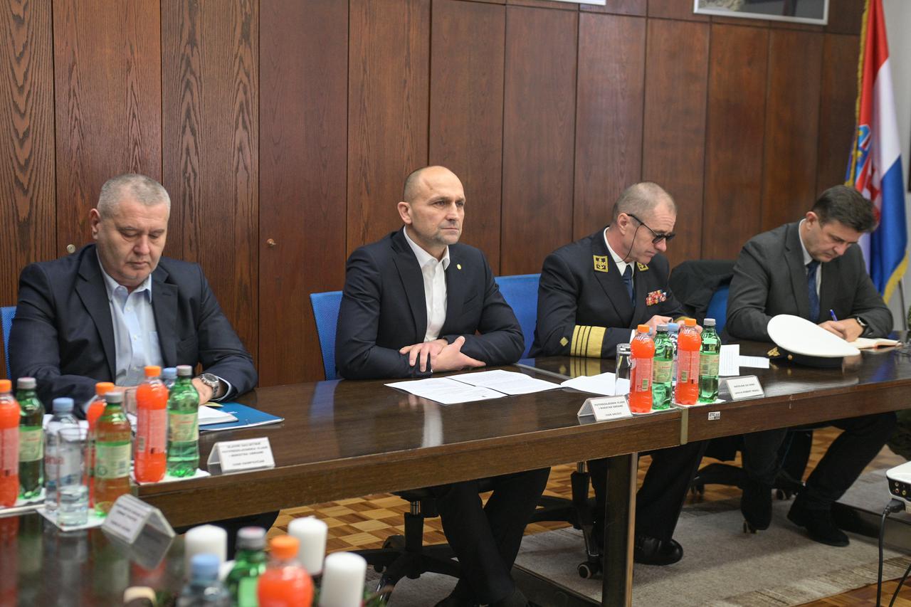 Ministar Anušić u radnom posjetu Zrakoplovno-tehničkom centru