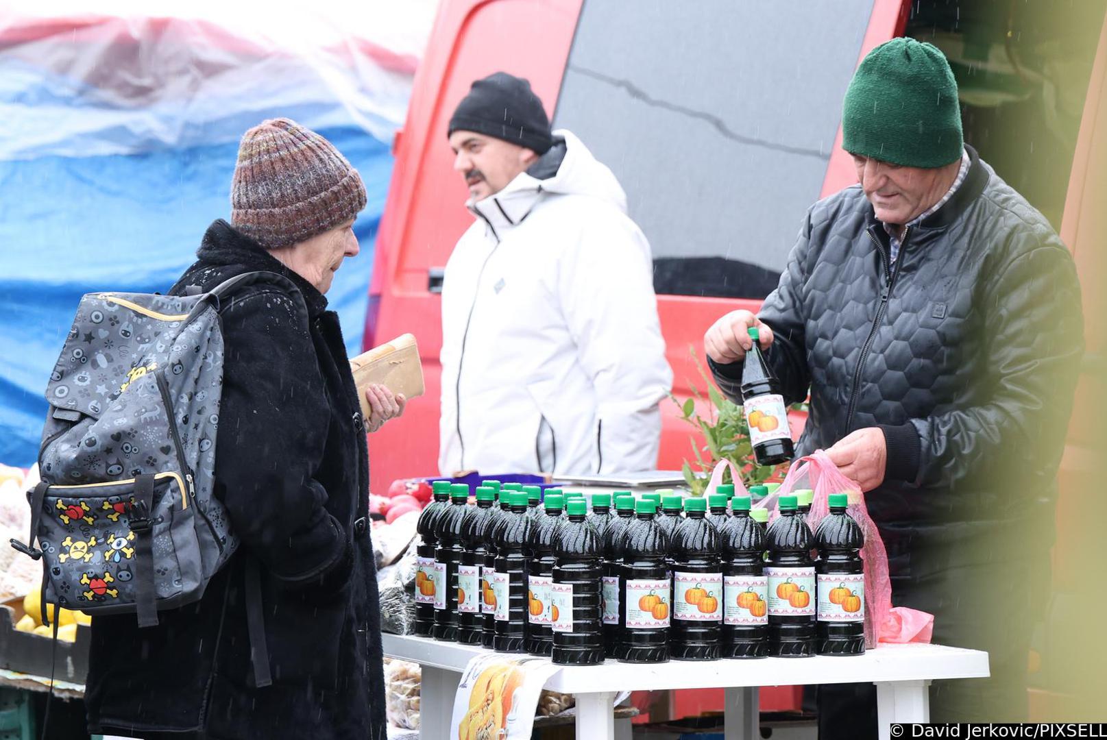 Već od ranog jutra Zimski vašar živnuo je uz bogatu ponudu izlagača, lokalnih OPG-ova: domaće zimnice, suhomesnatih proizvoda, rukotvorina, kolača, meda, likera i brojnih drugih delicija koje Baranja nudi u svom najautentičnijem izdanju.