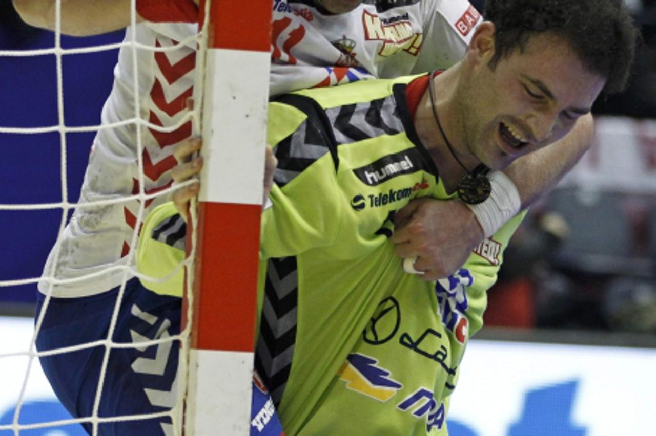 'Serbia\'s Alem Toskic (L) and Darko Stanic celebrate victory against Denmark after their Men\'s European Handball Championship Group A match in Belgrade January 17, 2012.                  REUTERS/Mar