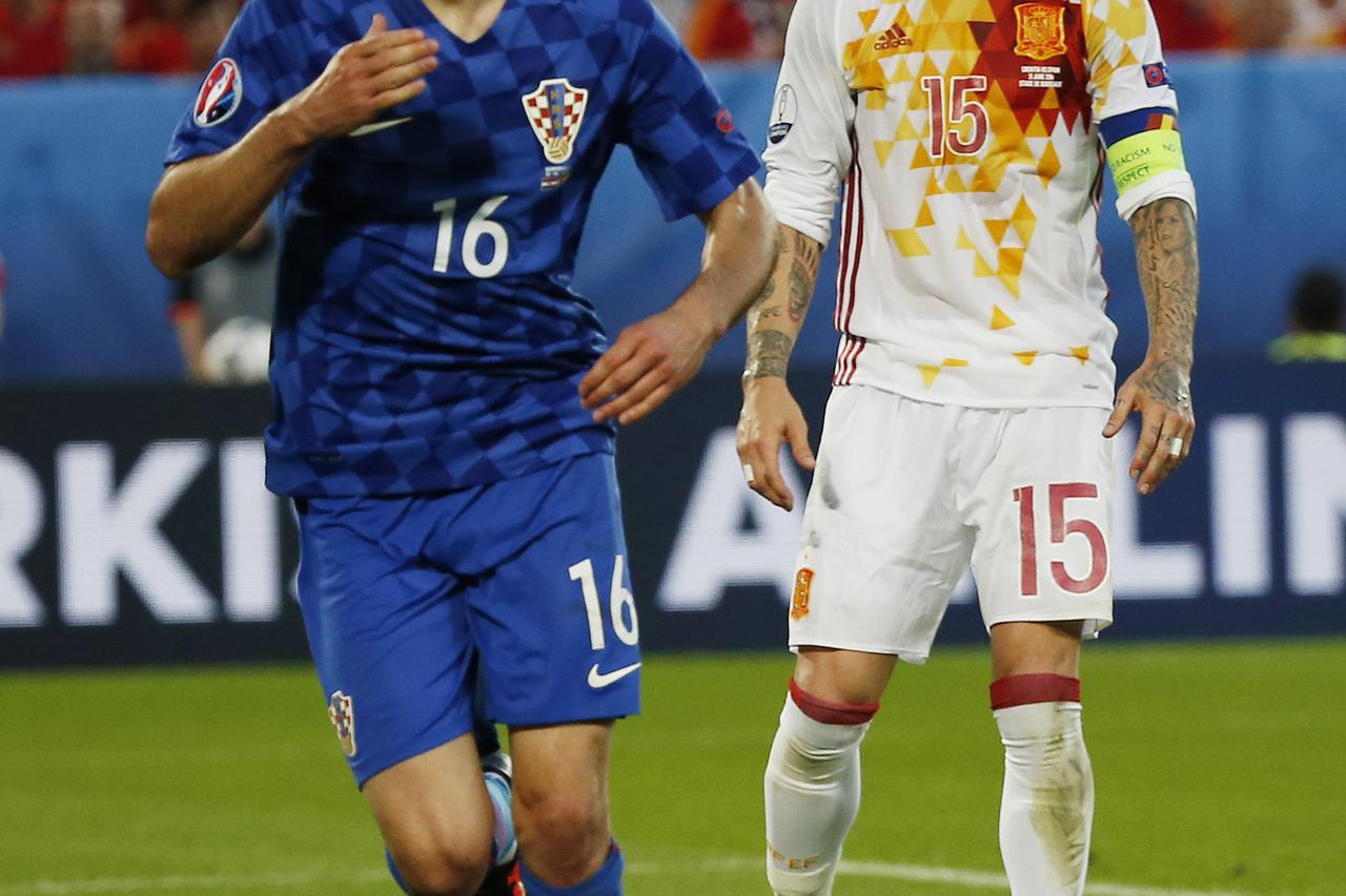 Croatia v Spain - EURO 2016 - Group DFootball Soccer - Croatia v Spain - EURO 2016 - Group D - Stade de Bordeaux, Bordeaux, France - 21/6/16 Croatia's Nikola Kalinic celebrates scoring their first goal as Spain's Sergio Ramos reacts REUTERS/Sergio Perez  