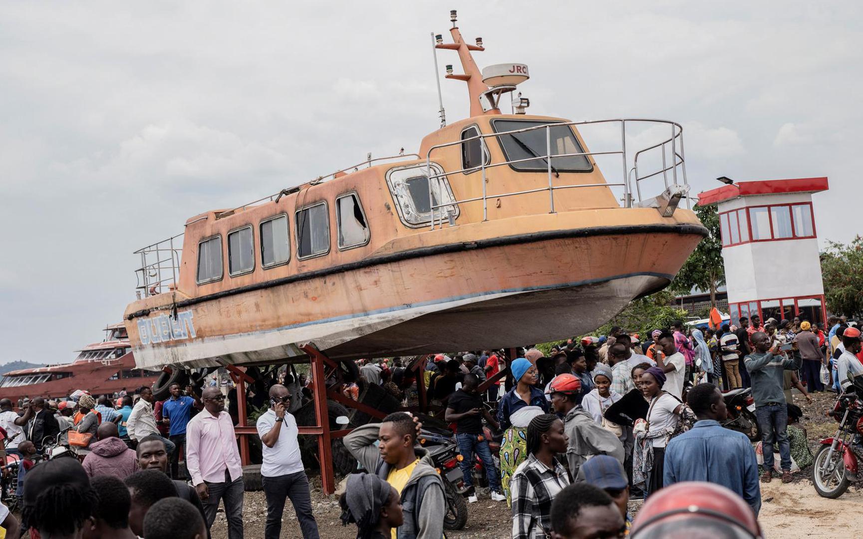 Residents gather to witness the search and rescue mission after a boat ferrying passengers and goods from the Minova villages sank in Lake Kivu near the Port of Kituku in Goma, North Kivu province of the Democratic Republic of Congo October 3, 2024. REUTERS/Stringer Photo: Stringer/REUTERS