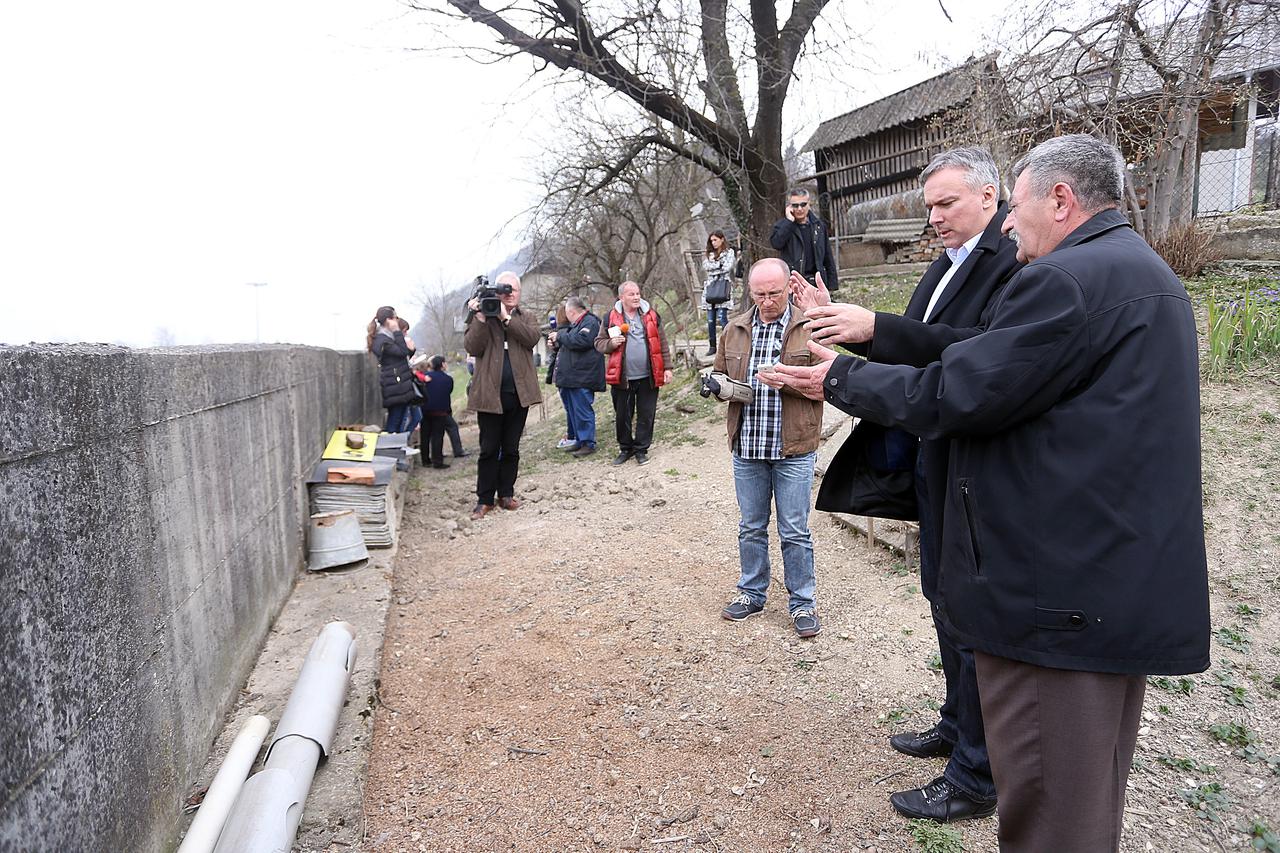 Predsjednik Gradske skupstine Darinko Kosor u pratnji Pavle Kalinica obisao klizista četvrti Podsused. 