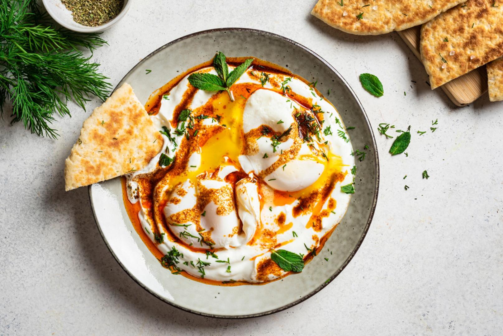 Lagani doručak bogat proteinima: Iako možda nemate apetita, preskakanje doručka može pogoršati simptome mamurluka. Lagani obrok bogat proteinima, poput jaja, grčkog jogurta ili integralnog tosta s avokadom, pomoći će stabilizirati razinu šećera u krvi i osigurati potrebne hranjive tvari.