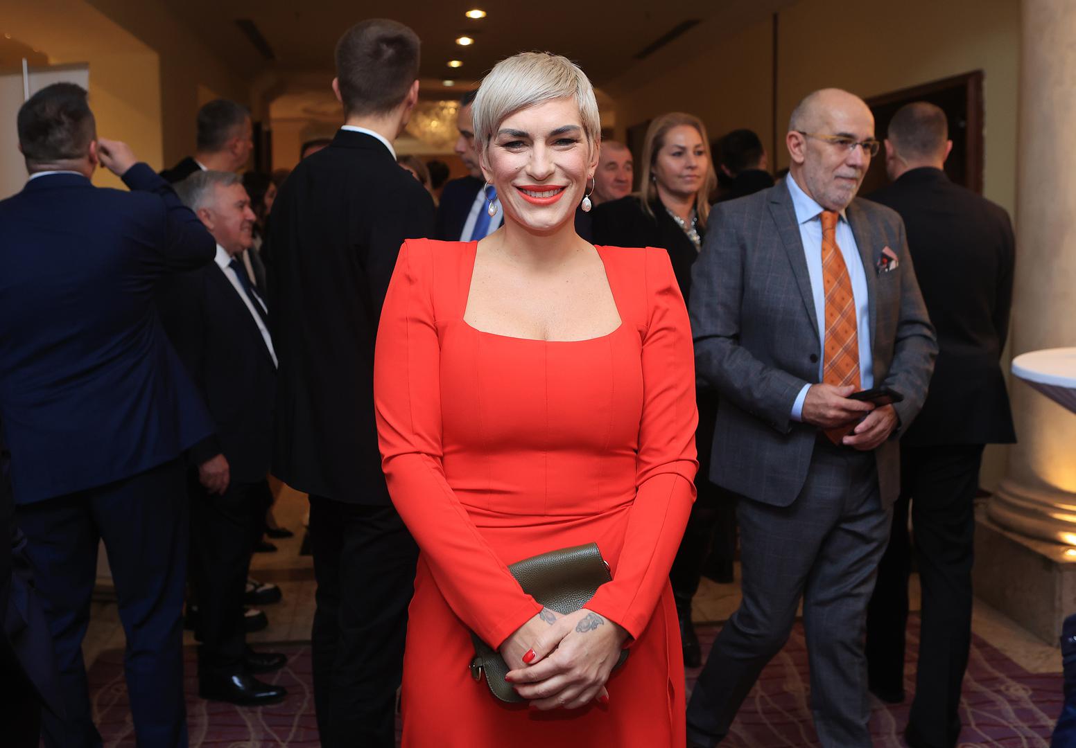 Podsjetimo, nakon što se prestala baviti skijanjem Nika je s obzirom da ima diplomu iz novinarstva i odnosa s javnošću, počela karijeru u marketingu.