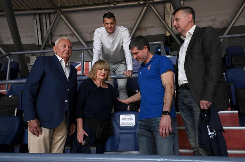 Zagreb: Svečanost postavljanja pločice na mjestu na kojem je godinama sjedio Mirko Novosel