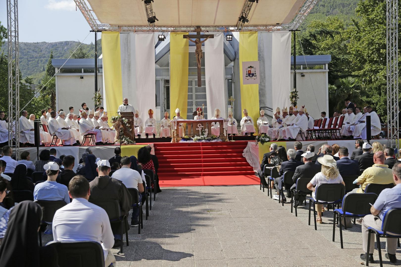 14.09.2020.,Mostar - Odlukom pape Franje ustolicen je novi mostarsko-duvanjski biskup, monsinjor Petar Palic. Crkvenom cinu primopredaje sluzbe ispred Mostarske katedrale Marije Majke Crkve prisustvovao je i premijer Andrej PlenkovicPhoto: Denis Kapetanovic/PIXSELL
