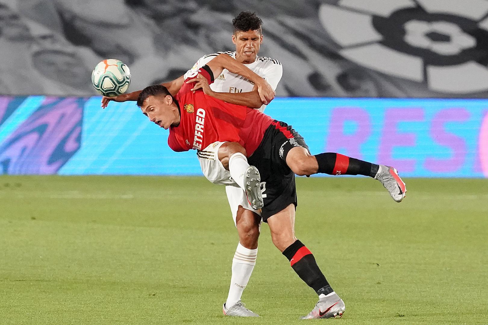 Real Madrid's Raphael Varane (b) and RCD Mallorca's Ante Budimir during La Liga match. June 24,2020. (Foto: nordphoto / Alterphoto /Acero) /PIXSELL