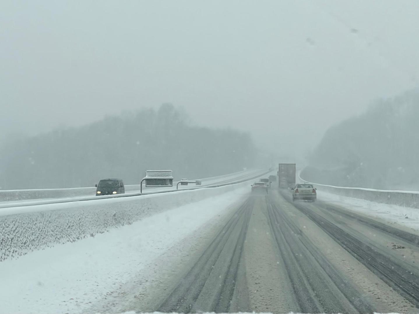 Dodatne probleme stvara i olujni vjetar u priobalju i Gorskom kotaru, zbog kojeg su uvedene zabrane za pojedine skupine vozila, a za sav promet zatvorena je dionica autoceste A1 između čvorova Sveti Rok i Rovanjska.
