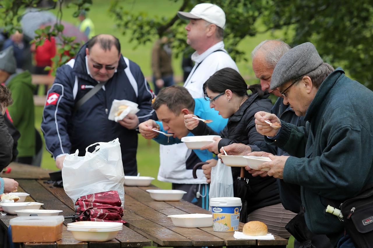 01.05.2016., Zagreb - Proslava Medjunarodnog praznika rada u parku Maksimir uz tradicionalnu podjelu graha. Kisno vrijeme nije uspjelo pokvariti ugodjaj.  Photo: Tomislav Miletic/PIXSELL