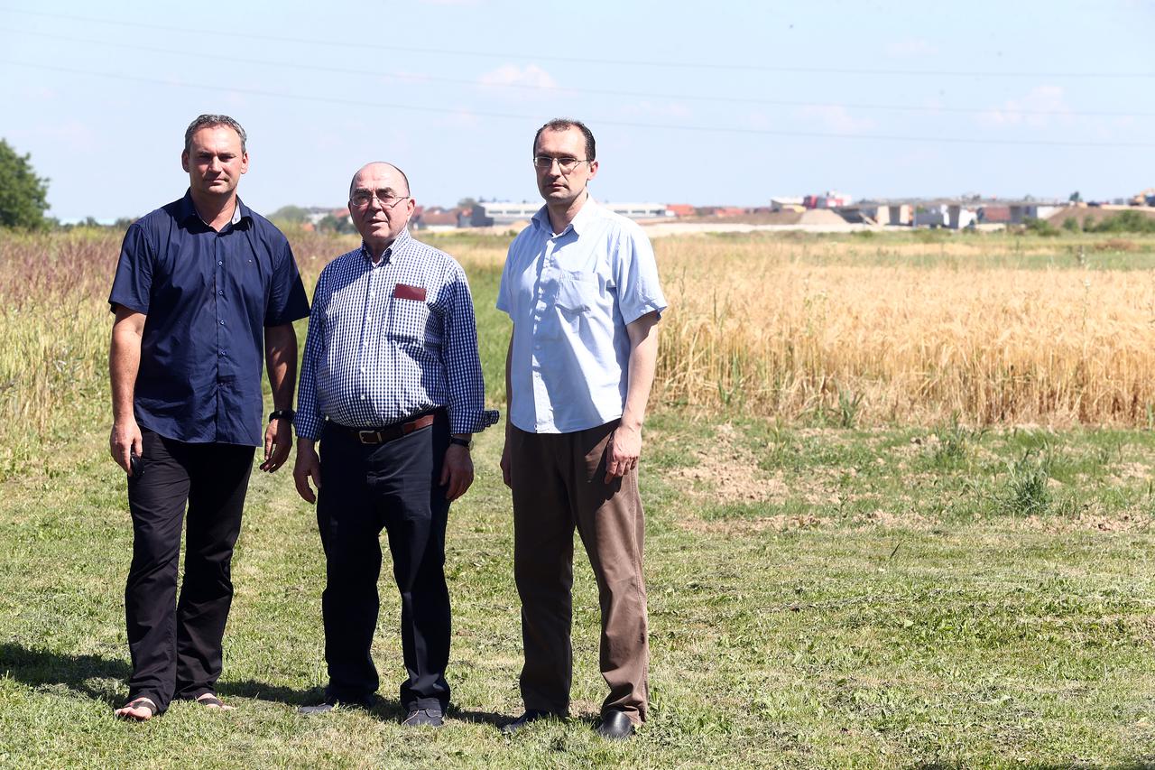 06.06.2014., Zagreb - Vlasnici zemljistaspore se sa HAC-om oko otkupa zemljista za nastavak gradnje autoceste. Ivica Bacur, Miro Matusko, Hrvoje Vukosavic. Photo: Slavko Midzor/PIXSELL