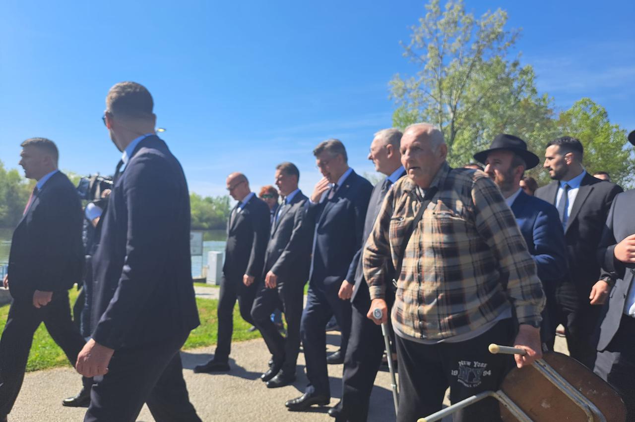 Državni vrh odao počast žrtvama logora u Jasenovcu 