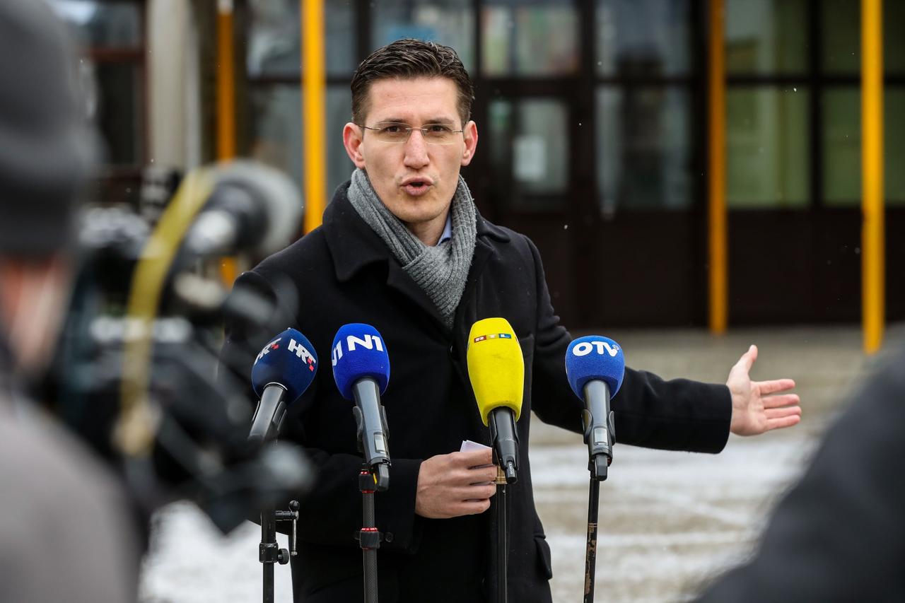 Zagreb: Zvonimir Troskot upozorio na loše stanje zgrade Osnovne škole Bukovac