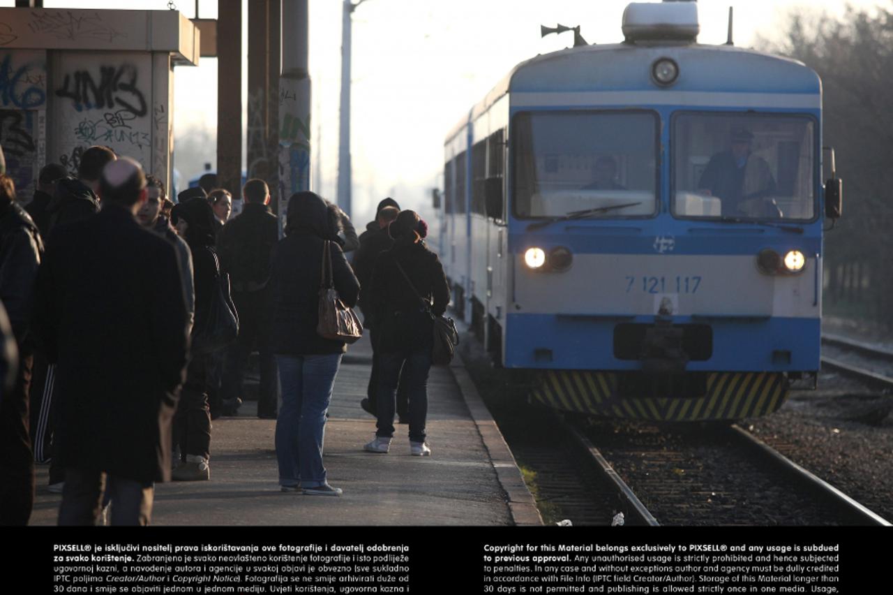 vlakovi, putnici, kolodvor (1)