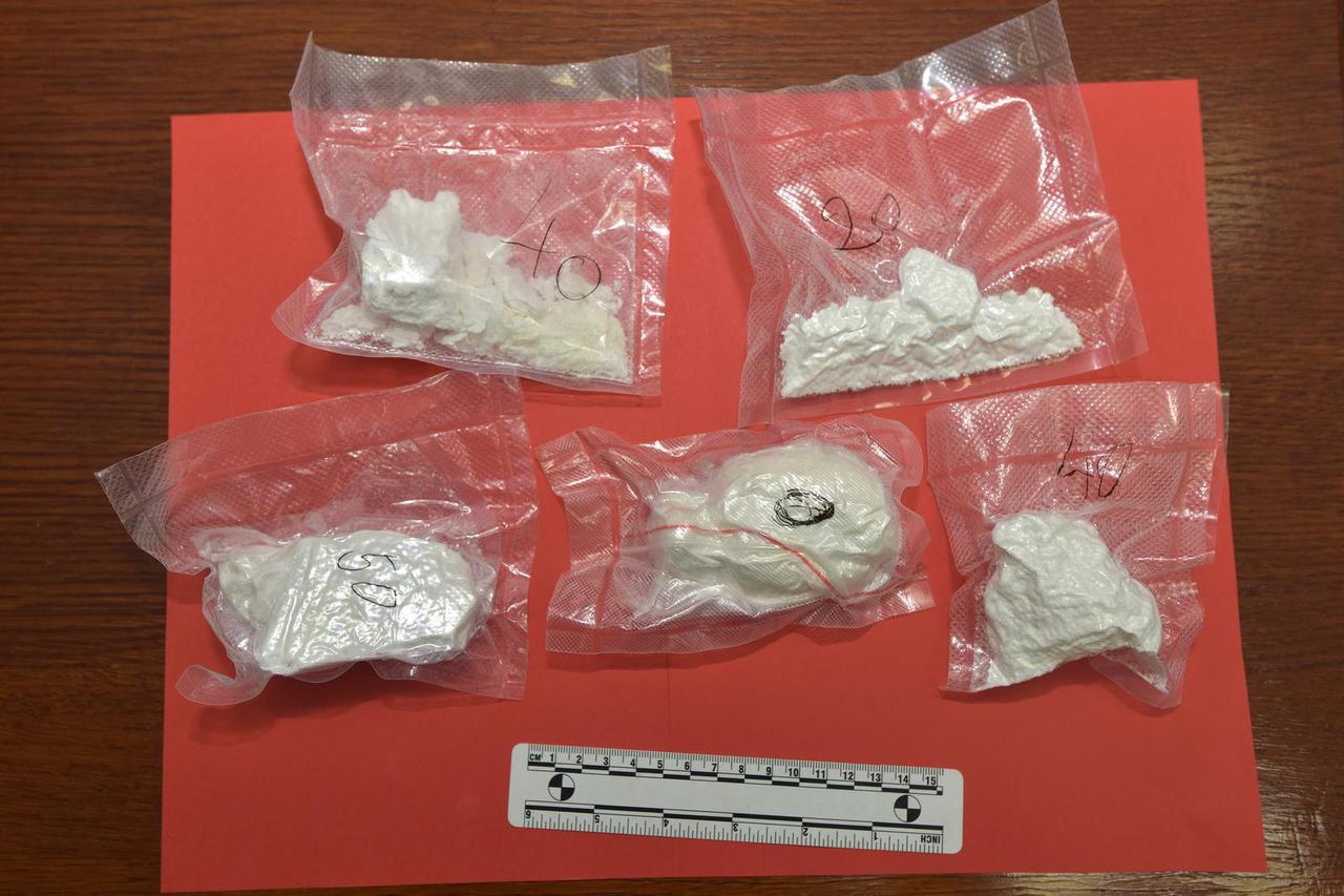 Zadar: Policijski djelatnici PU zadarske zaplijenili 232 grama kokaina, strojnicu Uzi i pištolj CZ