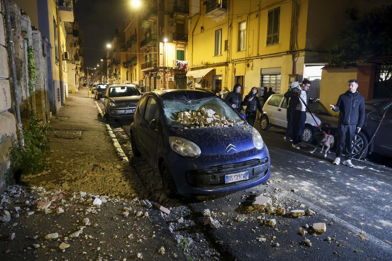 Strong earthquake, magnitude 4.4, with epicentre in the Campi Flegrei area but it was also clearly felt in Naples as it was very long lasting, people in the streets in the Fuorigrotta and Bagnoli districts, debris falling from provincial buildings