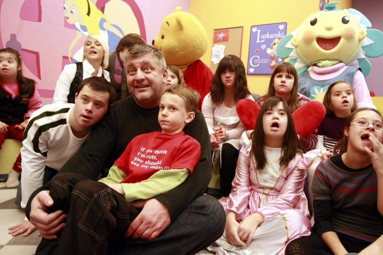 '06.12.2009. Zagreb, Dubrava, shopping centar Garden Mall, igraonica za djecu one2play. Od poznatih dosli su Zlatan Zuhric, Maja Suput i Ivana Husar. Dosli su igrati se i slikati s djecom koja imaju D