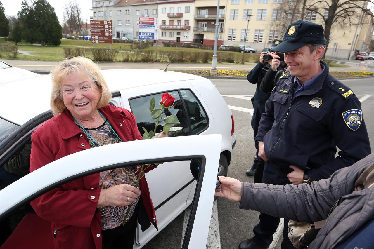 Karlovac: Povodom Dana žena djelatnici PU Karlovačke darivali žene u prometu