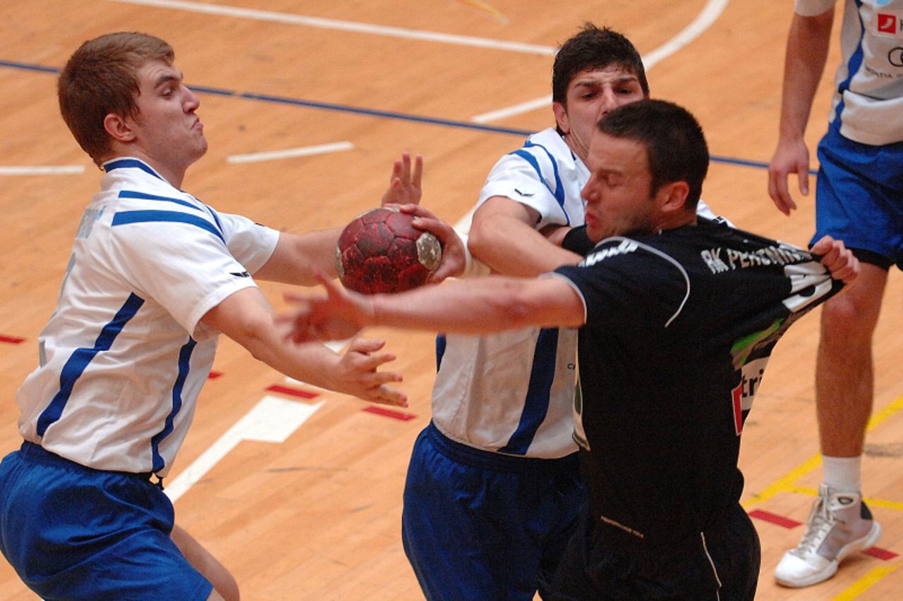 'SPORT-27.04.09., Cakovec, Hrvatska-  U subotu odigrana rukometna utakmica izmedju Perutnine Ptuj PIPO IPCa i Metkovica. DAVOR VARGA grubo zaustavljen od obrane Metkovaca. Photo: Vjeran Zganec-Rogulja