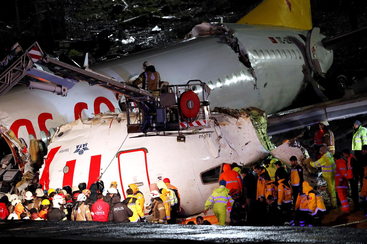 Nesreća u Istanbulu: Zrakoplov izletio s piste pa se prepolovio