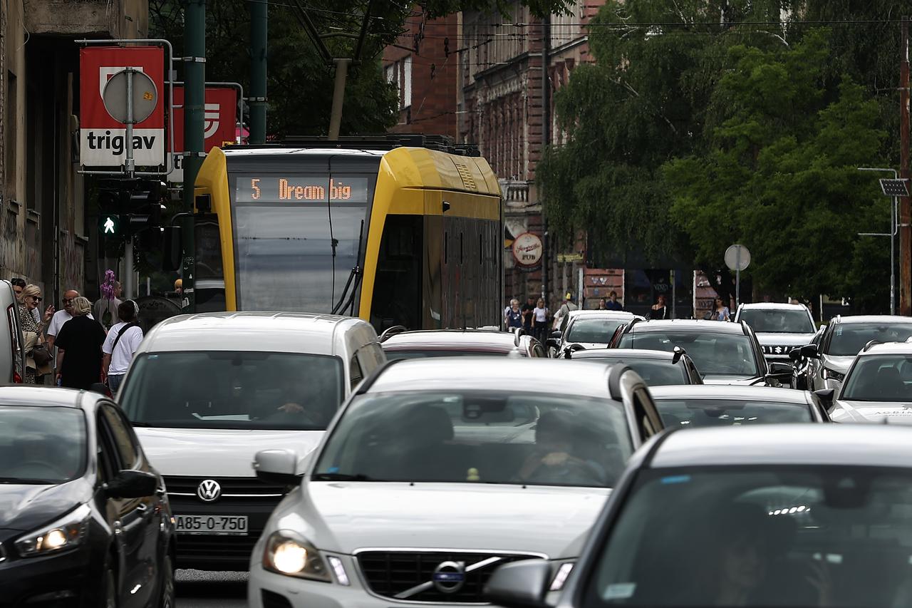 Vozila javnog prIJevoza u Sarajevu u znaku nogometne reprezentacija BiH uoči večerasnje utakmice protiv Švicarske