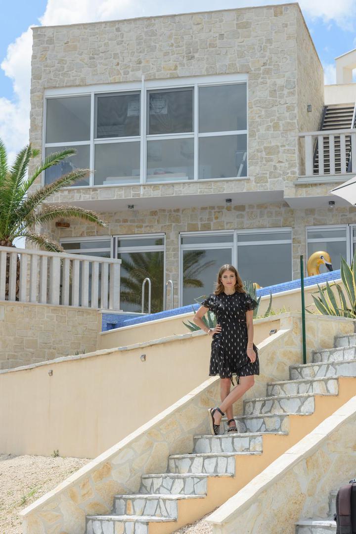 Na toj je lokaciji, uz ulaganje procijenjeno na dva do tri milijuna eura, niknulo nekoliko ekskluzivnih vila za odmor i iznajmljivanje. Najveća među njima nosi ime “Villa CaMa”.