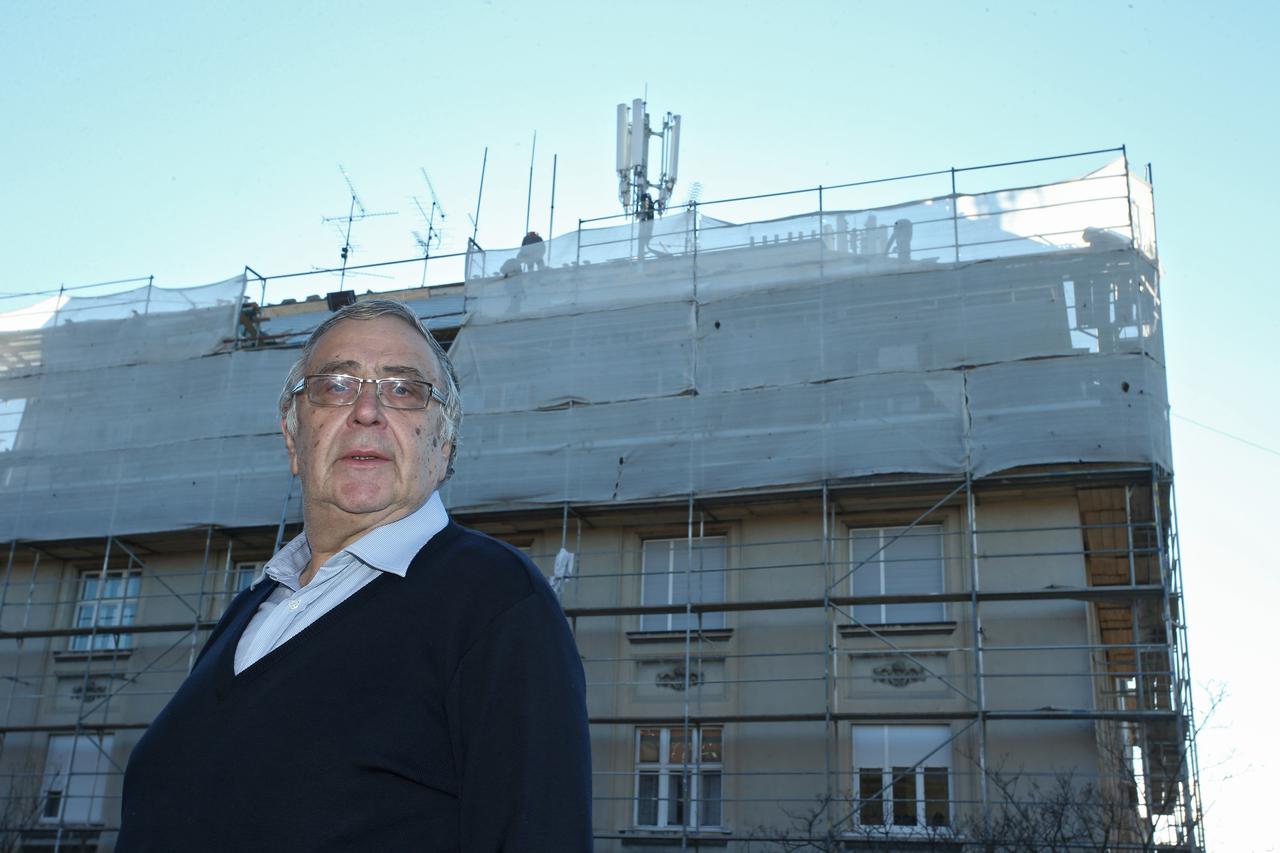 19.12.2014., Zagreb - Stanar ulice Pavla Hatza 5, Franjo Vucer upozorava da su u ulici postavljena dva nova telekomunikacijska  odasiljaca na krovu zgrade u ulici Pavla Hatza 8.  Photo: Sanjin Strukic/PIXSELL