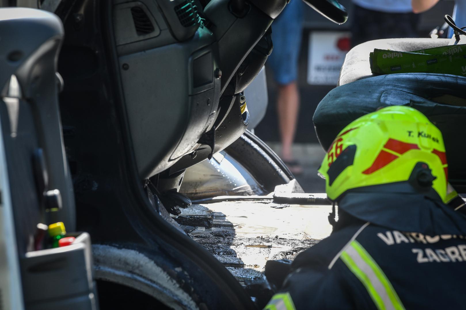 Vozilo kombija eksplodiralo je u srijedu u zagrebačkoj Hondlovoj ulici. Nitko, srećom, nije ozlijeđen u eksploziji. Vatrogasci su brzo reagirali te je vatra brzo ugašena