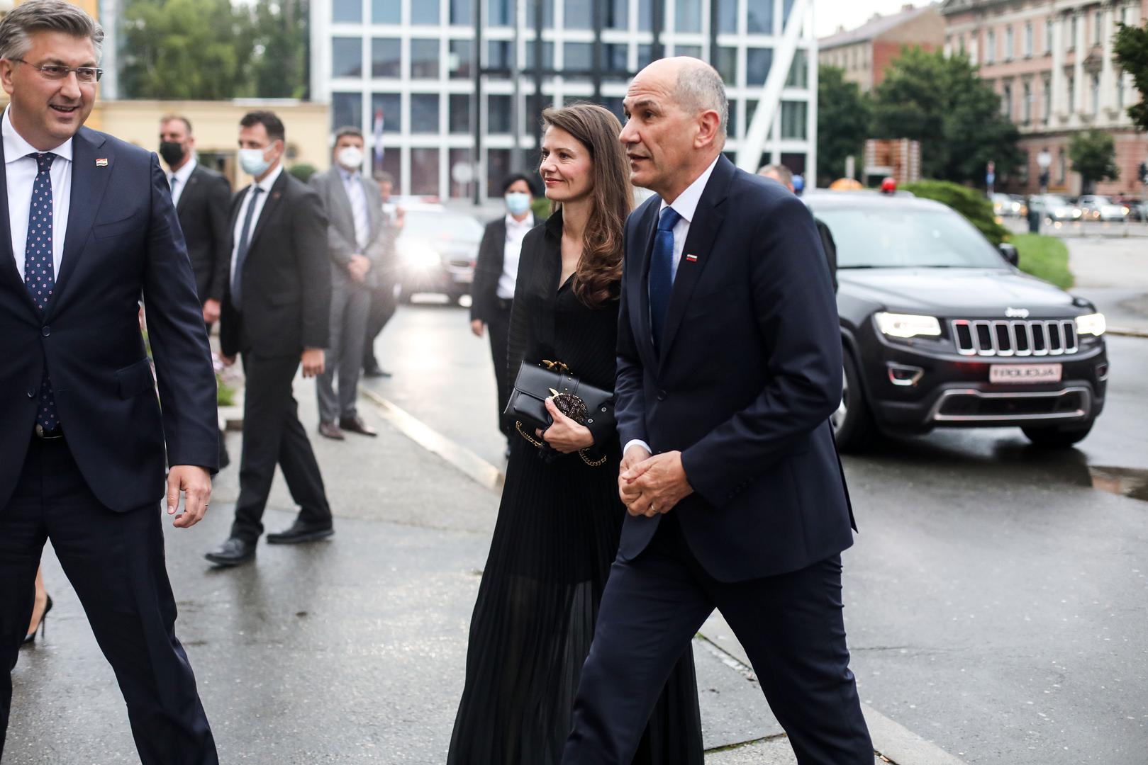 Sa slovenskim političarem upoznala se sredinom 2000-ih godina, a prema pisanju slovenskih medija, njihova je veza započela 2006. tijekom zajedničkog planinarenja. U početku su se viđali daleko od očiju javnosti, najčešće vikendima u Janšinoj vikendici u Lepeni ili na slovenskoj obali.