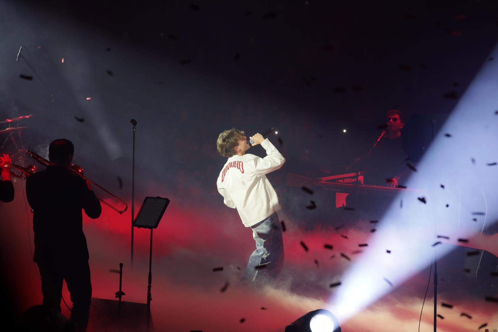 . "Ništa ne bi bilo bez vas. Činite me najsretnijim dečkom na svijetu. Iskreno se nadam da sam ispunio vaša srca kao što ste vi ispunili moje, da ćete kući otići sretni i puni ljubavi i da ćete poželjeti doći ponovno. Vi ste ti koji činite moju kuću punu naroda. Hvala vam, bili ste najbolja publika", emotivno je poručio Jakov na bisu i pozdravio Rijeku s klasikom "Kuća puna naroda".