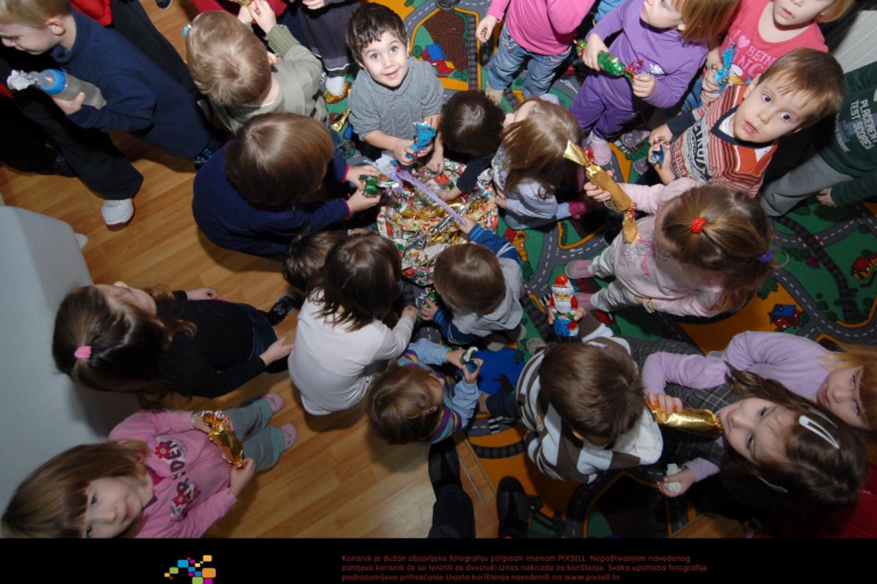 '06.12.2012., Bjelovar, Vrtic Pinokio - Sv. Nikola posjetio i darivao polaznike Djecjeg vrtica Pinokio u organizaciji zena HSS-a,  Hrvatsko srce Bjelovar.   Photo: Damir Spehar/PIXSELL                