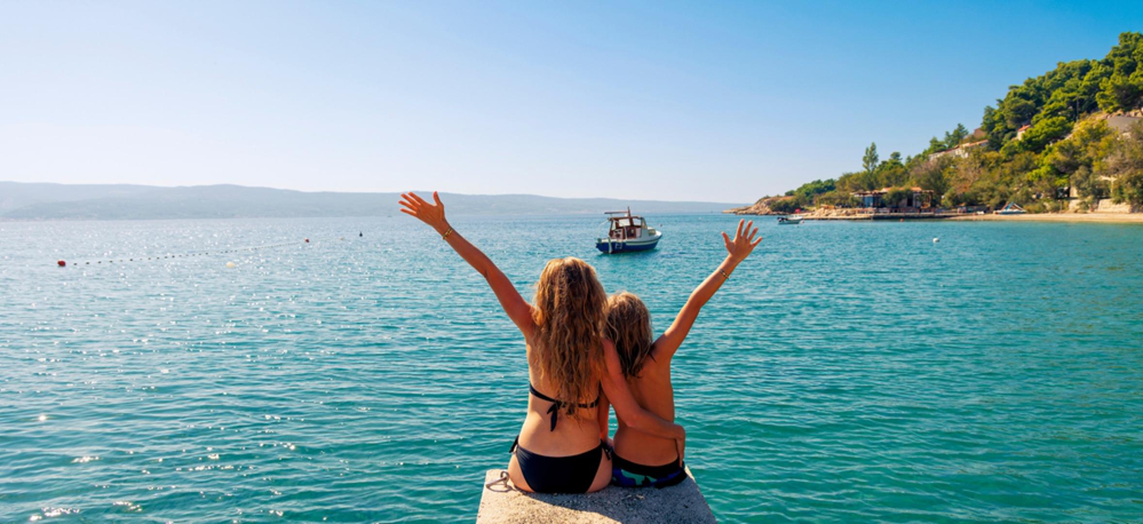 Mnogi svoj godišnji odmor planiraju u srpnju i prvoj polovici kolovoza, no sve je više onih koji otkrivaju čari kasnog ljeta na Jadranu. Kraj kolovoza i početak rujna nude savršen spoj ljetnog ugođaja i mirnije atmosfere, a prednosti ovakvog termina odmora su brojne. Donosimo sedam razloga zašto vrijedi pričekati vrhunac sezone i krenuti na more malo kasnije.